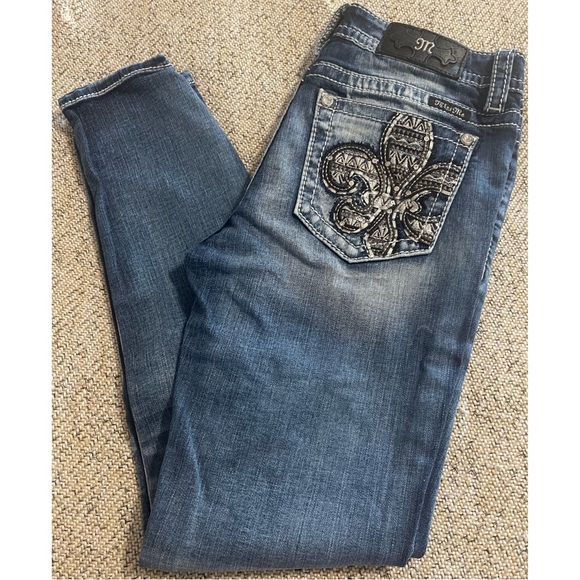 Miss Me Hailey Skinny Embroidered Fleur De Lis Jeans 29x28 Like New - Picture 2 of 11